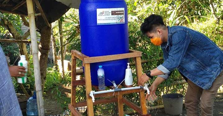 Cegah Covid-19, AMSI Sulbar dan AJI Mandar Bagikan Tempat Cuci Tangan