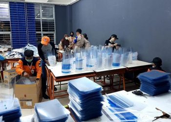 ITS Distribusi Face Shield di 13 Provinsi