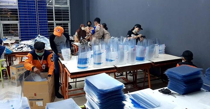 ITS Distribusi Face Shield di 13 Provinsi