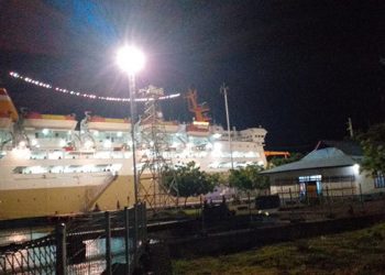 KM Lambelu Sandar di Maumere, Kesehatan Penumpang Diperiksa Petugas
