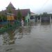 Banjir rob di Desa Ujungmanik, Kecamatan Kecamatan Kawunganten, Kabupaten Cilacap, Selasa (26/5). FOTO: SURADI
