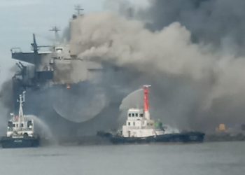 Kapal tanker MT Jag Leela terbakar di galangan kapal milik PT Waruna Nusa Sentana Shipyard Belawan, Medan, Senin (11/5). FOTO: HUBLA
