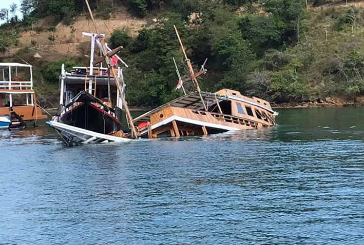 Dampak virus corona (Covid-19) membuat kapal wisata di Labuan Bajo tenggelam di tempat berlabuh karena tidak terawat dan tidak dijaga. FOTO: SALA UDINK