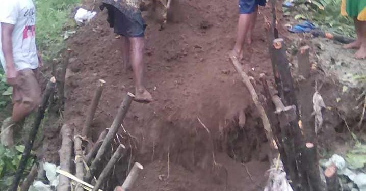 Foto: Tanggul Jebol, Air Laut Masuk ke Pemukiman dan Persawahan