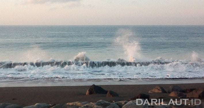 Sejumlah Warga Terseret Arus di Pantai di Bali