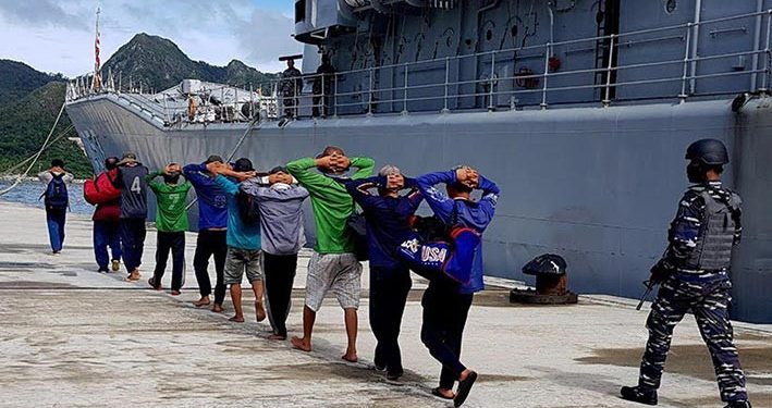 KRI Yos Sudarso-353 Tangkap 2 Kapal Ikan Vietnam di Perairan Sekatung