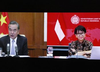 Menteri Luar Negeri Indonesia, Retno Marsudi dan Menteri Luar Negeri Republik Rakyat Tiongkok (State Councilor), saat pertemuan bilateral secara virtual untuk memperkuat kerja sama, Kamis (30/7). FOTO: KEMLU