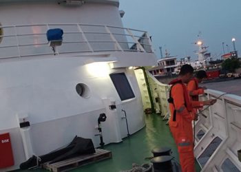 Basarnas Jakarta mengerahkan Kapal Negara (KN) SAR 103 Wisnu untuk melakukan evakuasi Kapal Motor Bahari Indonesia yang terbakar di Laut Jawa, Selasa (21/7) sore. FOTO: BASARNAS JAKARTA