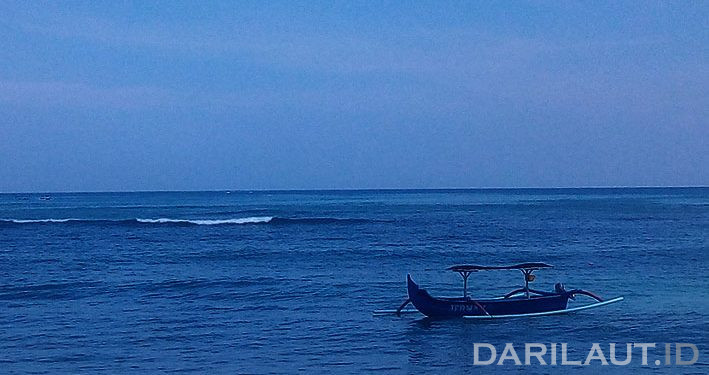 Jukung Digulung Ombak, Nelayan Badung Ditemukan Selamat