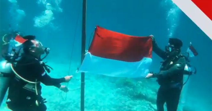Pengibaran Bendera Merah Putih di Bawah Laut Taman Nasional Taka Bone Rate