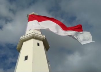 Bendera Merah Putih Raksasa Berkibar di Menara Suar Perbatasan Indonesia dan Timor Leste