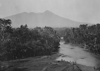 Sungai Ciliwung dari daerah Bogor dengan latar belakang Gunung Salak di akhir abad ke-19. FOTO: koleksi Tropenmuseum Amsterdam/wikipedia.org