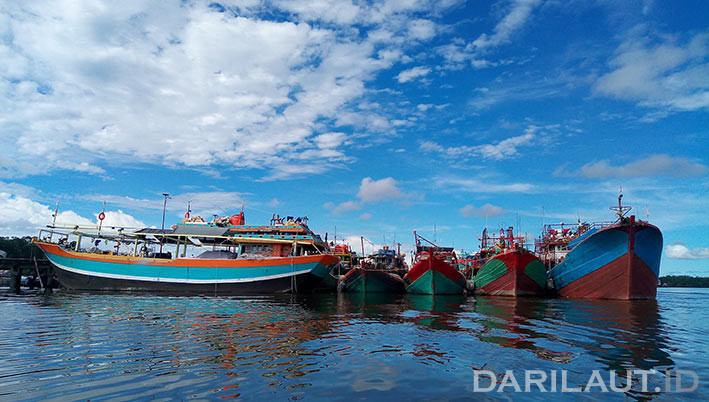 Kapal di Pelabuhan Perikanan Poumako, Kabupaten Mimika. FOTO: DARILAUT.ID