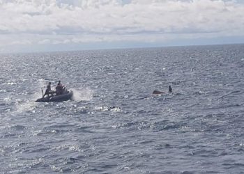 KRI Albakora-867 Temukan Nelayan Sorong Terapung-apung di Laut