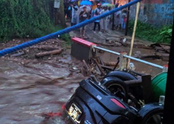 Banjir bandang terjadi di Kabupaten Sukabumi menyebabkan 12 rumah dan 1 mobil hanyut, serta 85 rumah terendam Senin (21/9), pukul 17.10 WIB. FOTO: BPBD Kabupaten Sukabumi/BNPB