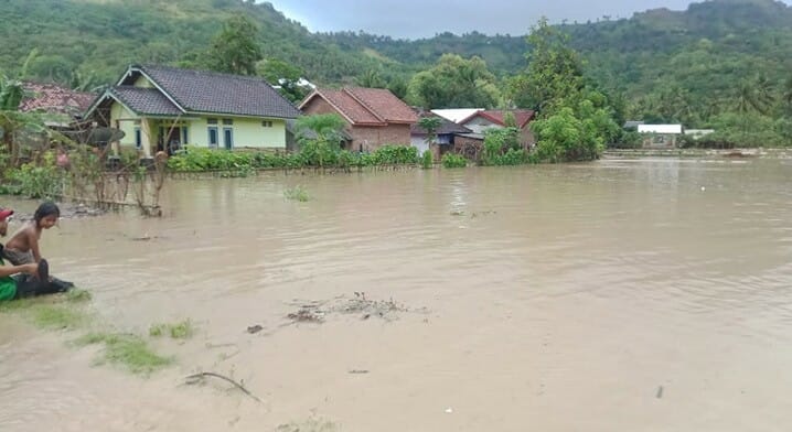 Banjir di Kabupaten Sumbawa Barat dan Lombok Barat, Nusa Tenggara Barat, Rabu (11/11). FOTO: BPBD Kabupaten Lombok Barat/BNPB