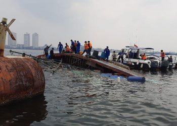Tabrak Kapal Karam di Muara Angke, KM Bina Rejeki Terbalik