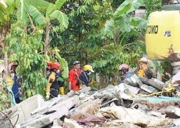 Sejumlah relawan bersama tim SAR DMC Dompet Dhuafa melakukan pencarian dengan cara menyisir korban yang tertimpa material puing-puing akibat gempa Jumat (15/1) di Majene, Sulawesi Barat. FOTO: DMC DOMPET DHUAFA