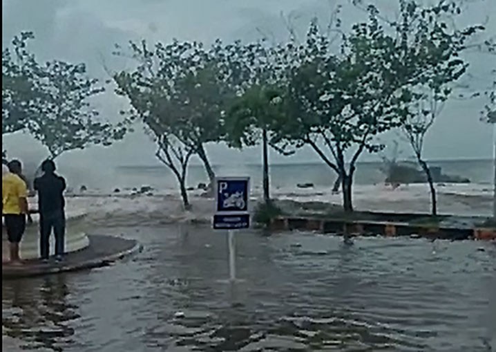 Banjir rob di pesisir Kota Manado karena akumulasi gelombang tinggi, angin kencang dan fase pasang air laut maksimum. FOTO: ISTIMEWA