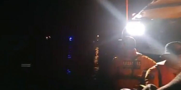 Malam Ini Basarnas Masih Lakukan Pencarian Pesawat Sriwijaya