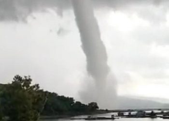 Waterspout Terbentuk Dari Sistem Awan Cumulonimbus