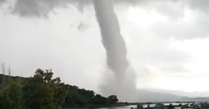 Waterspout Terbentuk Dari Sistem Awan Cumulonimbus