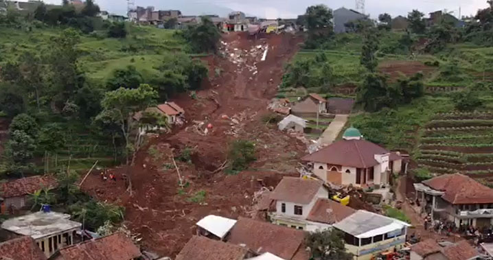 Kejadian bencana alam tanah longsor di Desa Cihanjuang, Kecamatan Cimanggung, Kabupaten Sumedang, Jawa Barat, Sabtu (9/1). FOTO: Screenshot BNPB