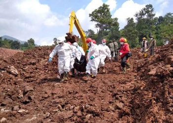 Evakuasi korban tanah longsor di Desa Cihanjuang, Kecamatan Cimanggung,  Kabupaten Sumedang, Jawa Barat Selasa (12/1). FOTO: BASARNAS