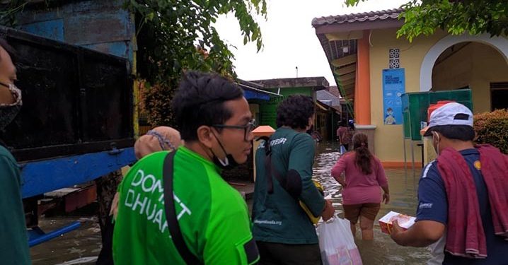 Dompet Dhuafa Distribusi Logistik Bagi Korban Banjir di Semarang