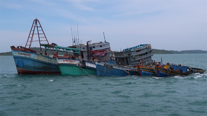 Kapal ikan asing yang ditenggelamkan di perairan Batam, Kepulauan Riau. FOTO: DITJEN HUBLA