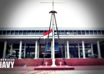 TNI Angkatan Laut Kibarkan Bendera Setengah Tiang