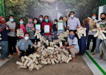 Ecopolybag dengan bahan baku bambu dan jenis organik lainnya sebagai pengganti polybag yang berbahan plastik. FOTO: KLHK