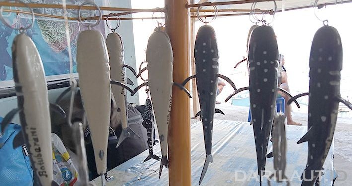 Sampah Plastik Dijadikan Suvenir Hiu Paus