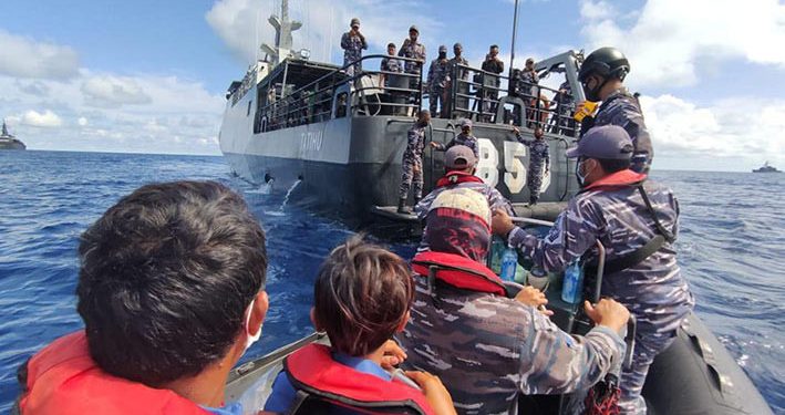 Ditemukan Kapal Angkatan Laut Jepang, ABK KM Mitra Usaha Dievakuasi KRI Tatihu-853