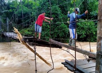 Kondisi jembatan rusak akibat banjir yang terjadi di Kabupaten Bulukumba, Sulawesi Selatan, Jumat (9/7). BPBD Kabupaten Bulukumba/BNPB