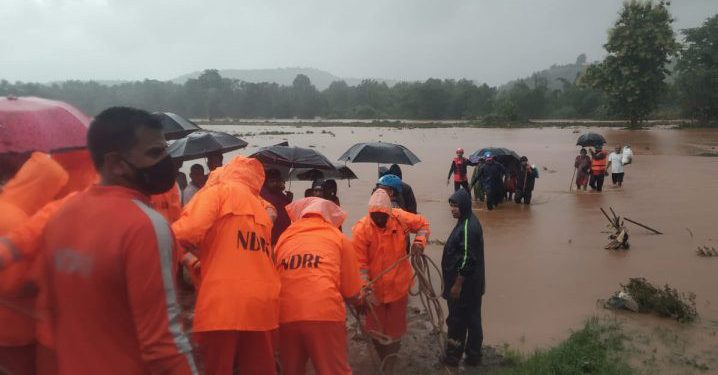 Banjir dan Tanah Longsor Menewaskan Ratusan Orang di India