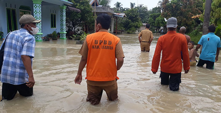 BPBD Kabupaten Asahan dan masyarakat melakukan peninjauan lapangan pada lokasi banjir yang terjadi di Kabupaten Asahan, Sumatera Utara, Senin (16/8). FOTO: BPBD Kabupaten Asahan/BNPB
