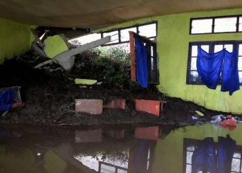 Salah satu ruang kelas Sekolah Menengah Kejuruan (SMK) 7 di Kecamatan Kelimutu, Kabupaten Ende, Provinsi Nusa Tenggara Timur mengalami rusak berat akibat tertimbun longsor pada Minggu (1/8). FOTO: BPBD Kabupaten Ende