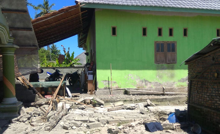 Salah satu rumah warga yang terdampak gempa bumi dengan magnitudo (M)5,8 di Kabupaten Tojo Una-Una, Sulawesi Tengah, Kamis (26/8).  FOTO: ISTIMEWA/BNPB