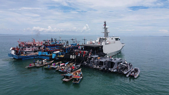 Kegiatan vaksinasi Covid-19 bagi nelayan sedang melaut di di tengah laut di perairan Tanjungpinang Kepulauan Riau yang digelar oleh Pangkalan Utama TNI Angkatan Laut IV Tanjungpinang, Sabtu (21/8). FOTO: TNIAL.MIL.ID