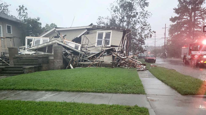 Sebuah rumah hancur saat Badai Ida melintasi di New Orleans, pada Minggu, 29 Agustus 2021.  FOTO: Departemen Pemadam Kebakaran New Orleans/WEATHER.COM