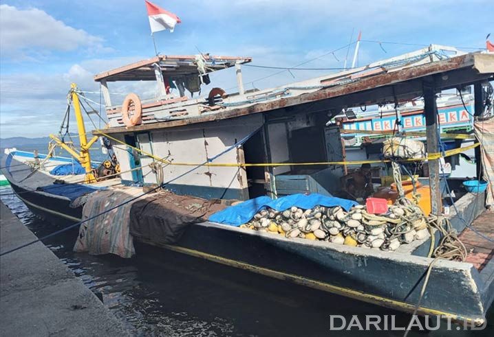 Kapal perikanan KM Putra Bahari IV yang diamankan di Pelabuhan Perikanan Nusantara Kwandang. FOTO: DOK. DARILAUT.ID