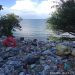 Tumpukan sampah plastik di pinggiran pantai Kota Gorontalo, Selasa (3/8). FOTO: DARILAUT.ID