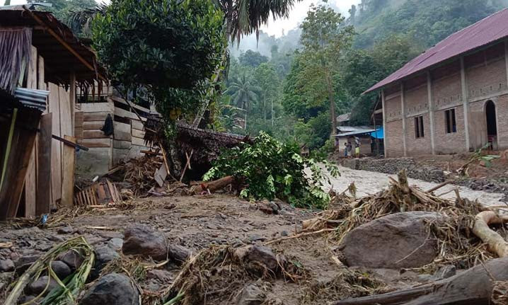 Kondisi pasca banjir dan tanah longsor yang melanda Kecamatan Tabulahan, Kabupaten Mamasa, Sulawesi Barat Sabtu (4/9). FOTO: BPBD Kabupaten Mamasa/BNPB