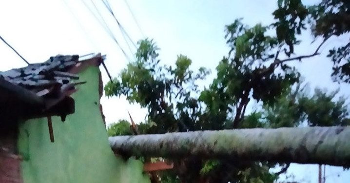 Angin Kencang Merusak Ratusan Rumah