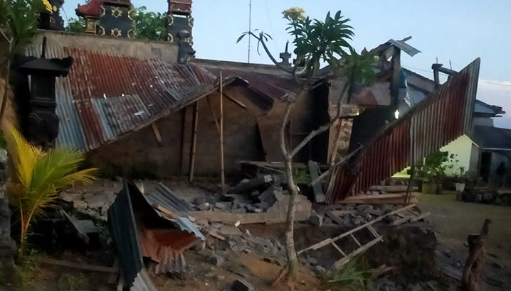 Rumah roboh dampak dari gempa bumi dengan magnitudo 4,8 di Karangasem, Sabtu (16/10). FOTO: BPBD Provinsi Bali/BNPB