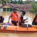 Tim Reaksi Cepat BPBD Kabupaten Paser, Kalimantan Timur, mengevakuasi warga terdampak banjir dengan menggunakan perahu karet. FOTO: BPBD Kabupaten Paser/BNPB