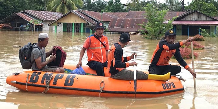 Tim Reaksi Cepat BPBD Kabupaten Paser, Kalimantan Timur, mengevakuasi warga terdampak banjir dengan menggunakan perahu karet. FOTO: BPBD Kabupaten Paser/BNPB