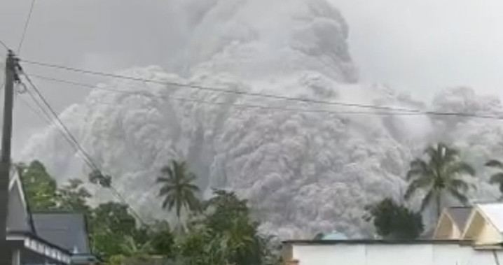 Aktivitas vulkanik Gunung Semeru yang ditunjukkan dengan terjadinya guguran awan panas mengarah ke Besuk Kobokan, Kabupaten Lumajang, Jawa Timur, Sabtu (4/12). FOTO: BPBD Kabupaten Lumajang/BNPB