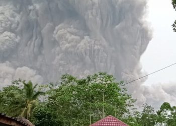 Erupsi Gunung Semeru, Sabtu (4/12). FOTO: BNPB